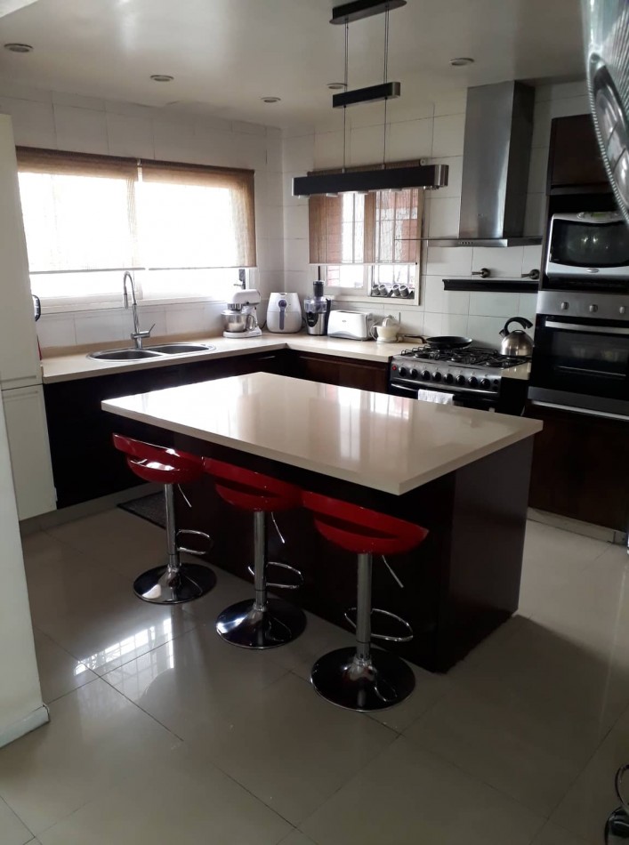 Julian Aguirre 1400. Casa 5 ambientes.