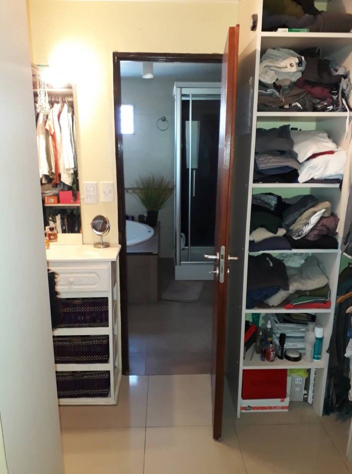 Julian Aguirre 1400. Casa 5 ambientes.