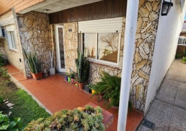 Naon 700. PH 3 ambientes contrafrente con patio y terraza.