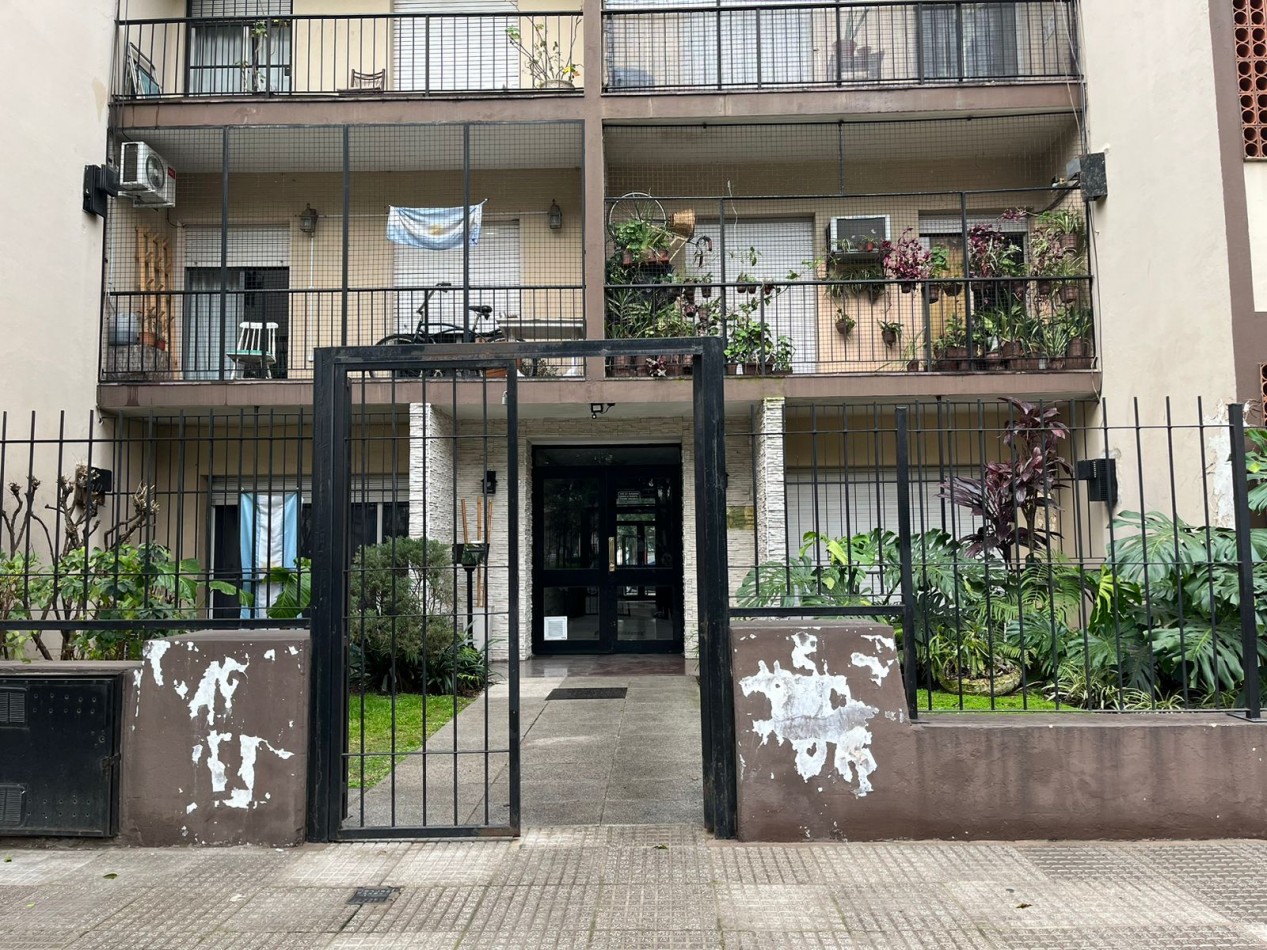 Martinez de Hoz 7200. Departamento 3 ambientes al frente con balcon