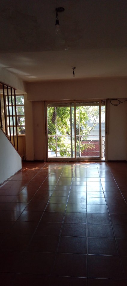 Martiniano Leguizamon 700. Duplex 3 ambientes al frente.
