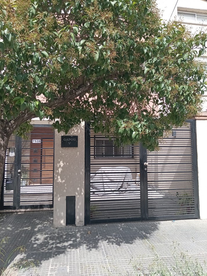 Pizarro 7500. Departamento 2 ambientes planta baja al frente con cochera.