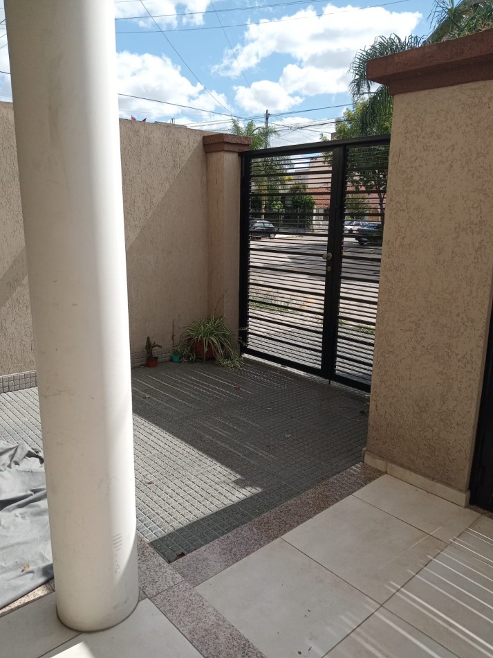 Pizarro 7500. Departamento 2 ambientes planta baja al frente con cochera.