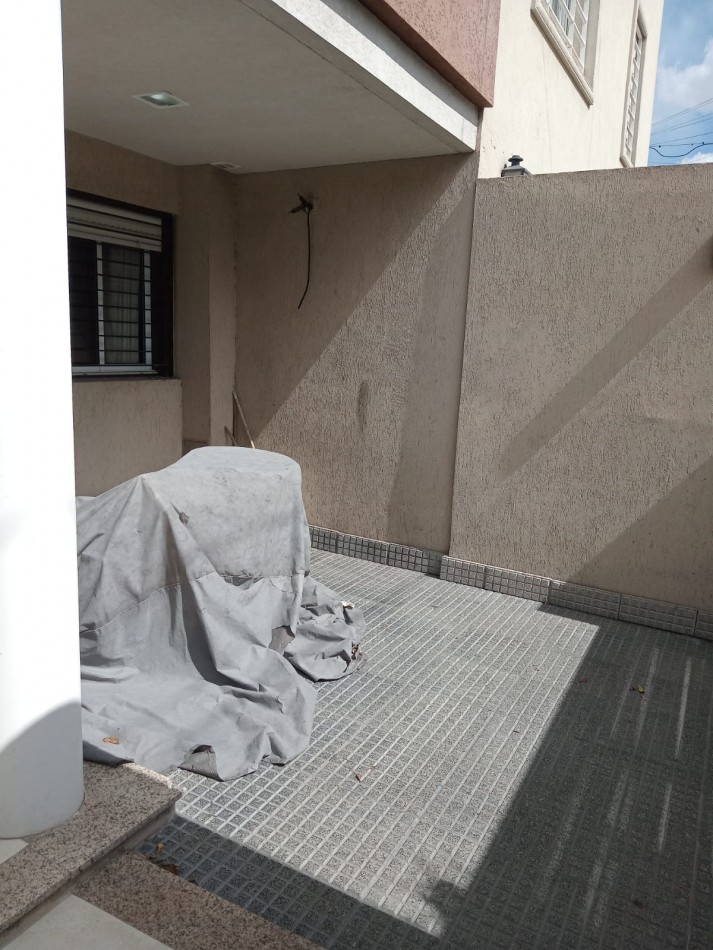 Pizarro 7500. Departamento 2 ambientes planta baja al frente con cochera.