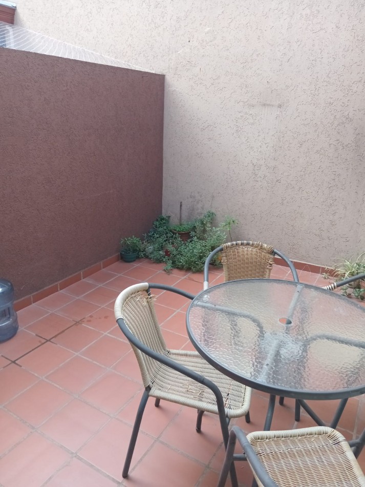 Pizarro 7500. Departamento 2 ambientes planta baja al frente con cochera.