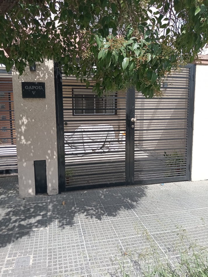 Pizarro 7500. Departamento 2 ambientes planta baja al frente con cochera.