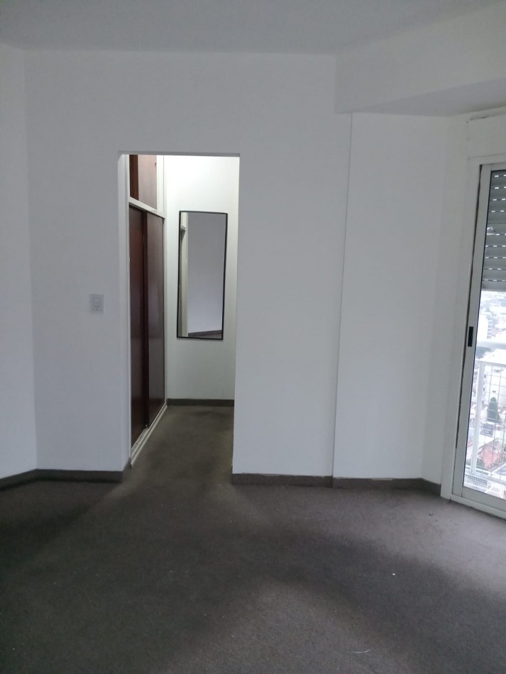 Manuel Artigas 5100. Departamento 3 ambientes al frente.