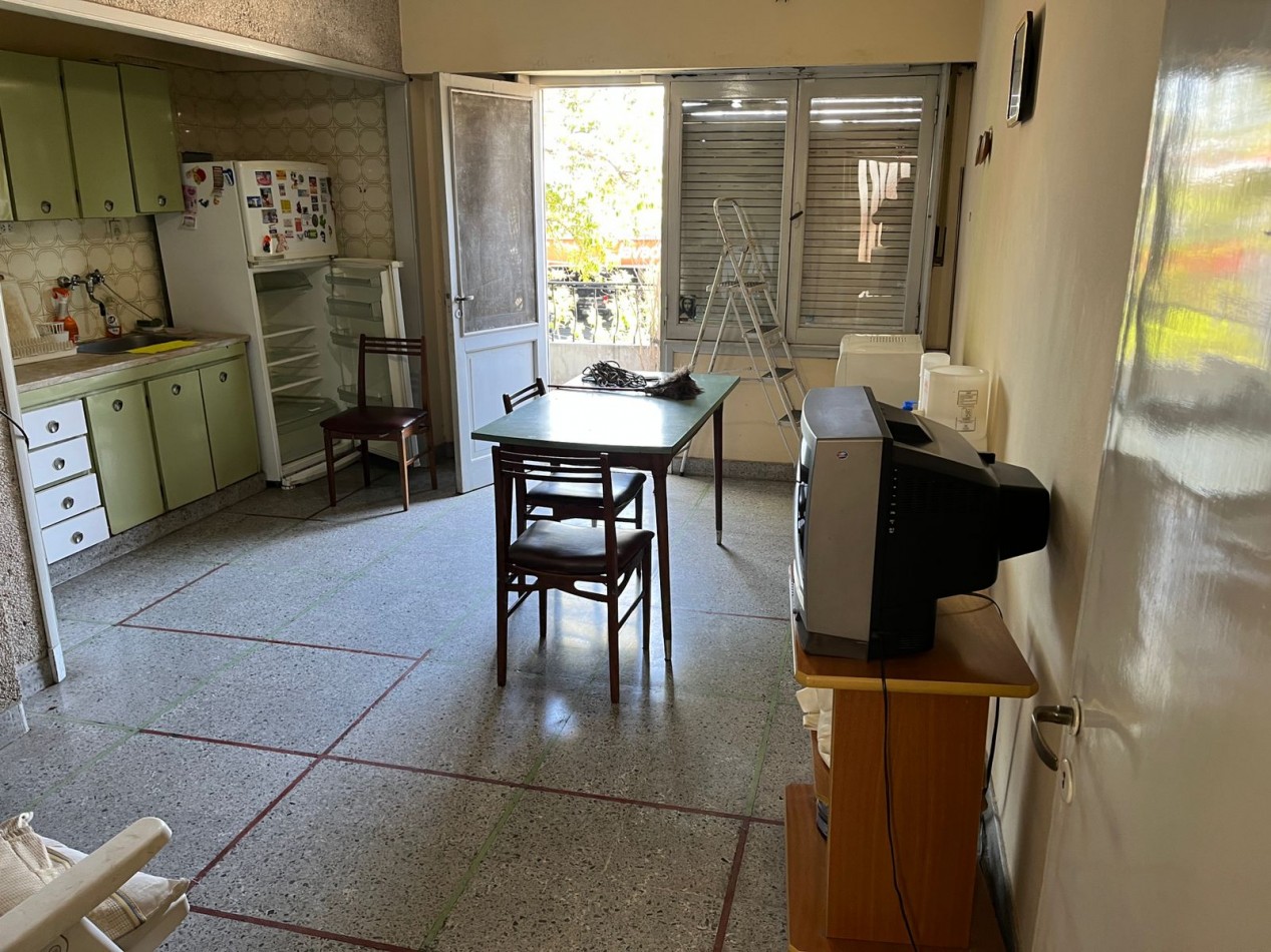 Avenida Emilio Castro 6900. Locales y vivienda.