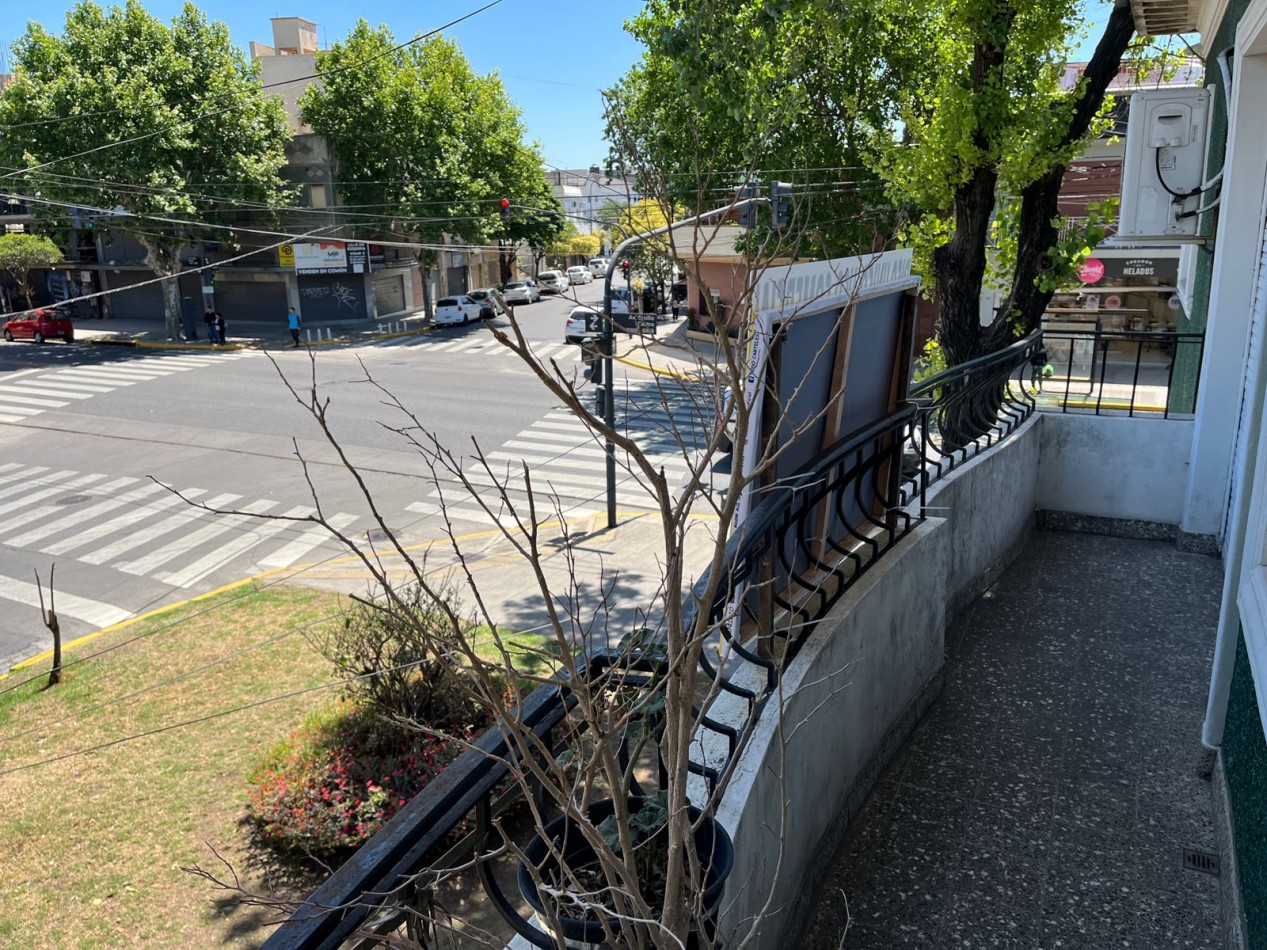 Avenida Emilio Castro 6900. Locales y vivienda.