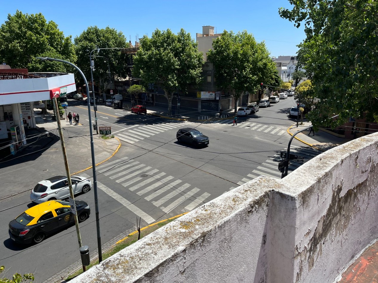 Avenida Emilio Castro 6900. Locales y vivienda.