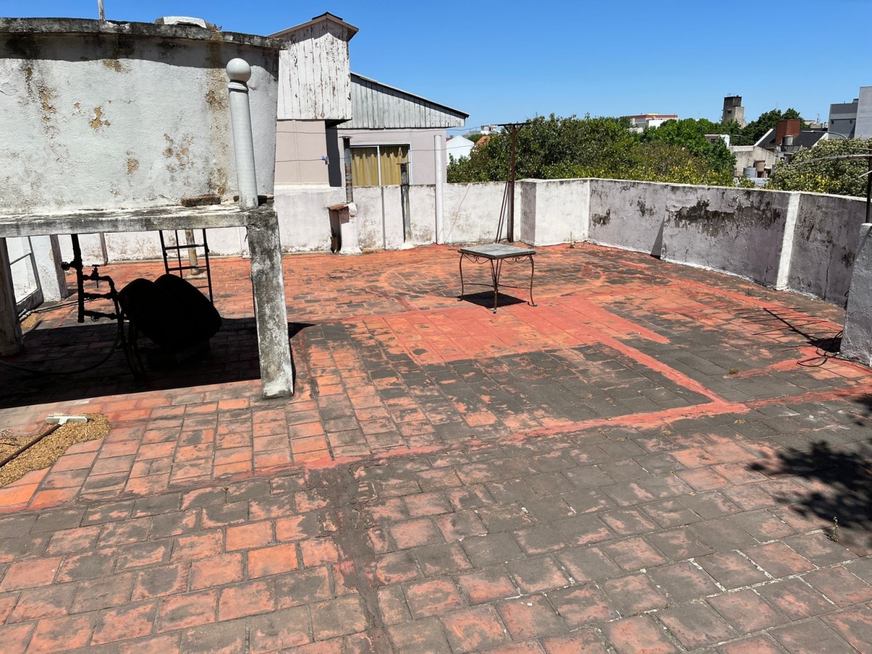 Avenida Emilio Castro 6900. Locales y vivienda.