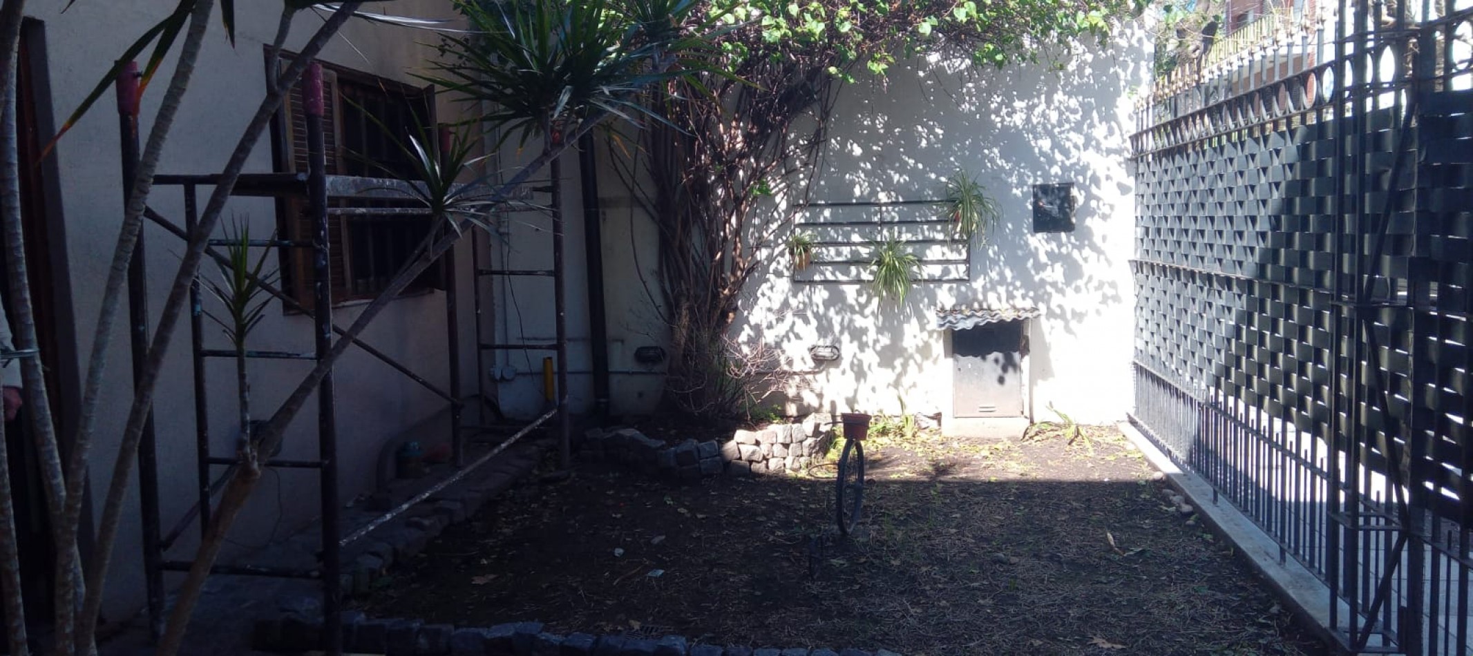 Origone 900. Casa 3 ambientes con entrepiso a terminar.