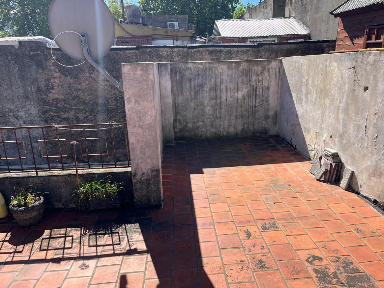 Timoteo Gordillo 2500. PH 2 1/2 ambientes patio y terraza.