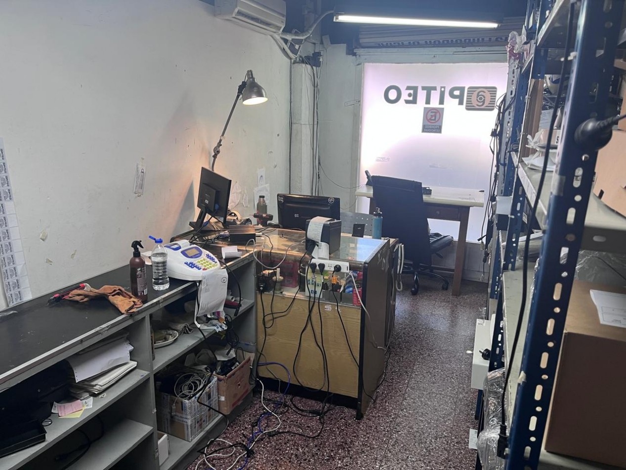 Saavedra 300. Local.