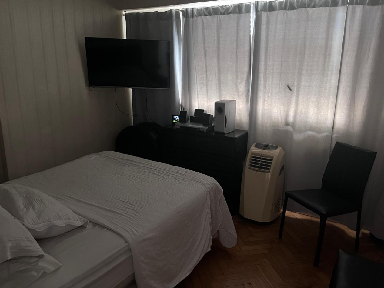 Sarandi 1100. Departamento 3 ambientes frente.