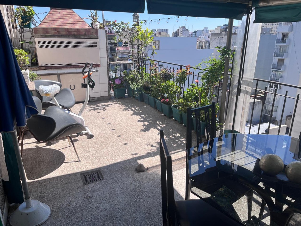 Sarandi 1100. Departamento 3 ambientes frente.