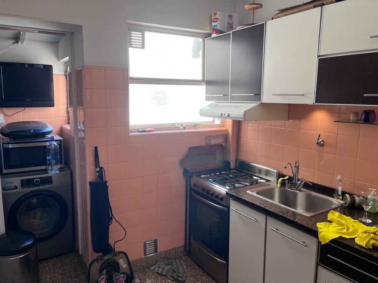 Sarandi 1100. Departamento 3 ambientes frente.