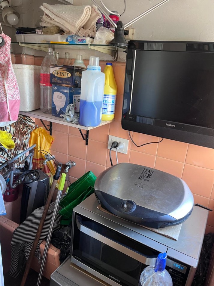 Sarandi 1100. Departamento 3 ambientes frente.