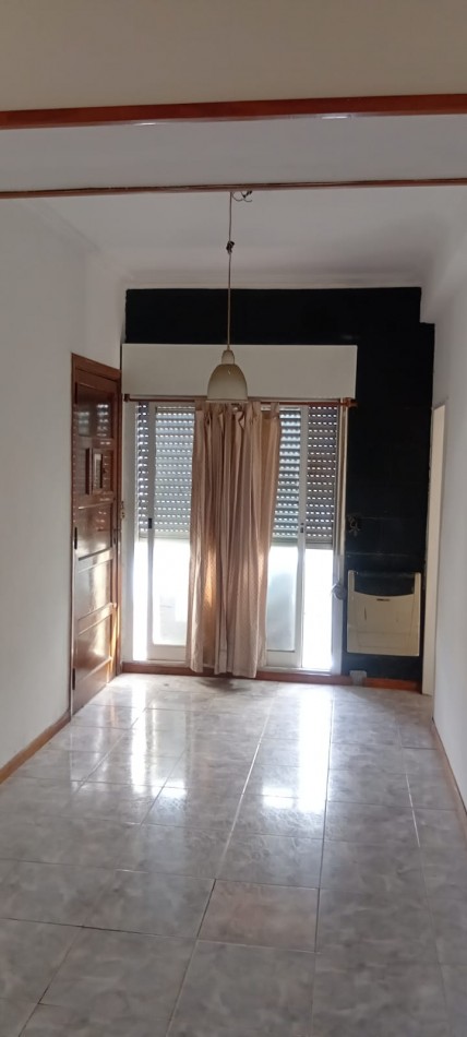 Montiel 2000. Departamento 3 ambientes al frente.