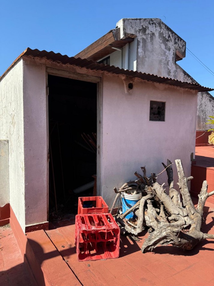 Basualdo 700. Lote con casa antigua.