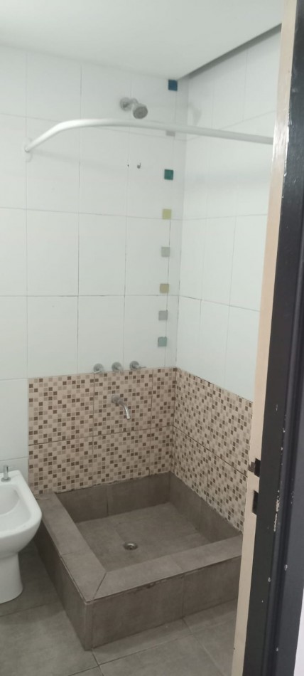 Ramon L. Falcon 6200. Departamento 3 ambientes al frente con balcon.