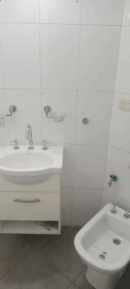 Ramon L. Falcon 6200. Departamento 3 ambientes al frente con balcon.