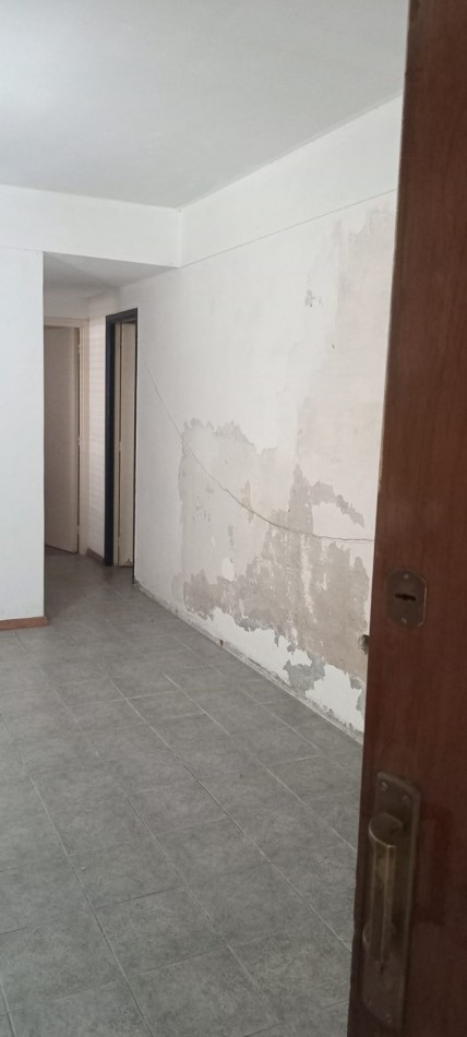 Ramon L. Falcon 6200. Departamento 3 ambientes al frente con balcon.