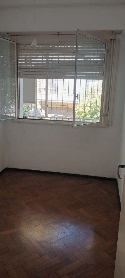 Ramon L. Falcon 6200. Departamento 3 ambientes al frente con balcon.