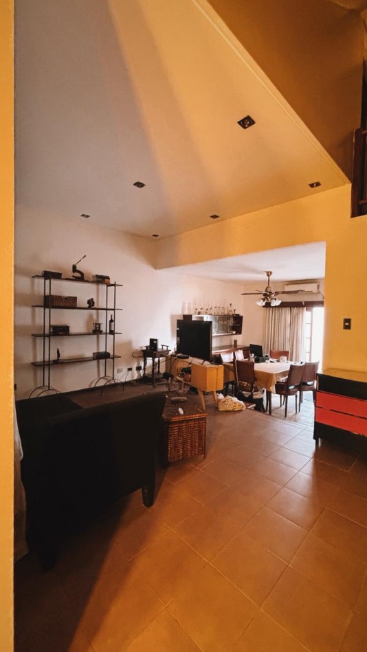 Alpatacal 6600. Casa 4 ambientes con patio y garage.