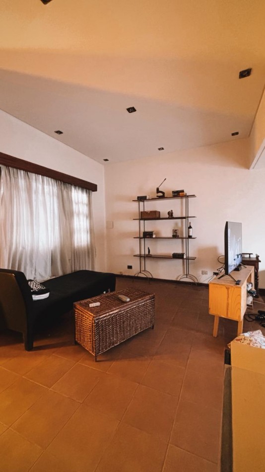 Alpatacal 6600. Casa 4 ambientes con patio y garage.