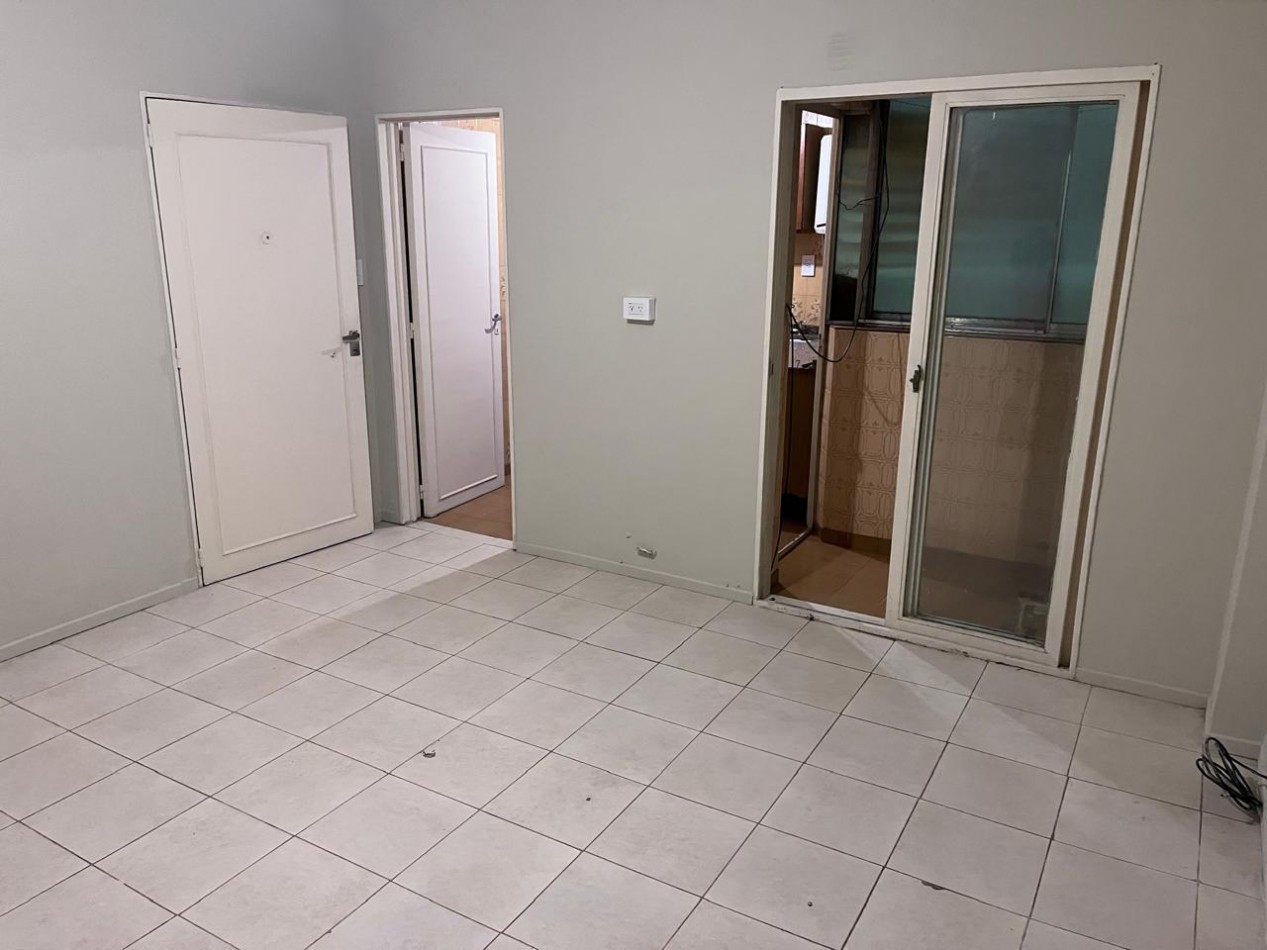 Av. Avellaneda 3500. Departamento 2 ambientes interno. 