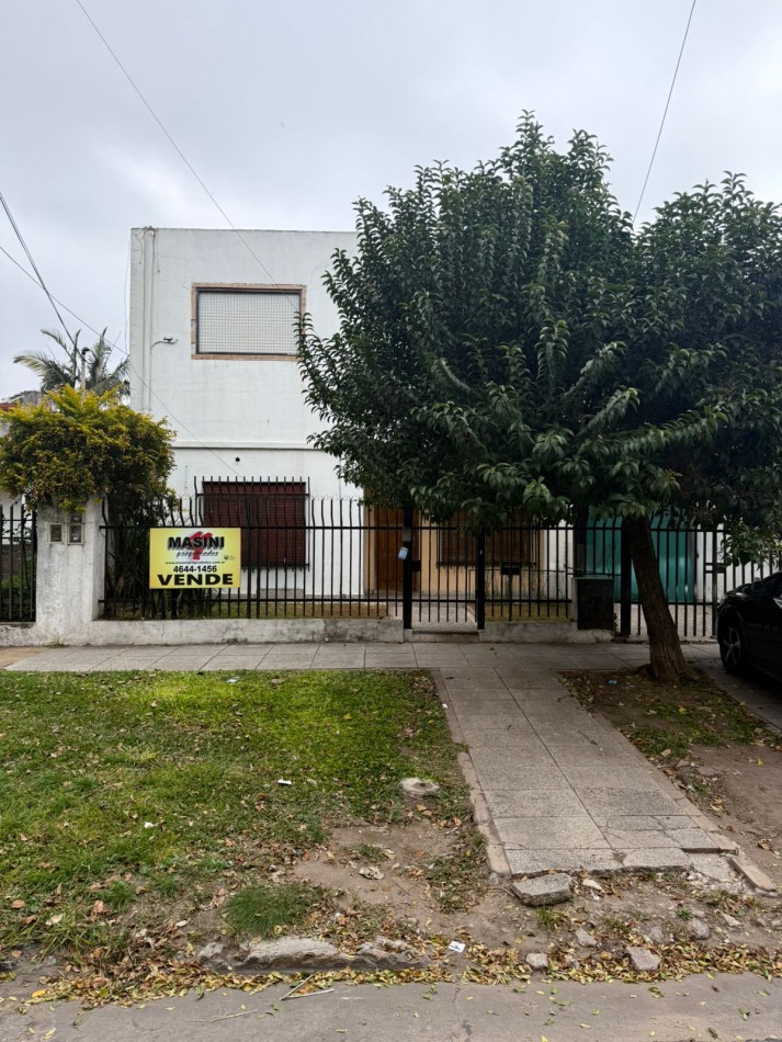 Rivera Indarte 2300. Casa multifamiliar