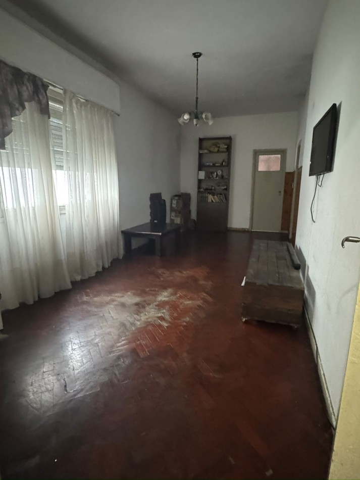 Schmidl 5300. Departamento 4 ambientes contrafrente.