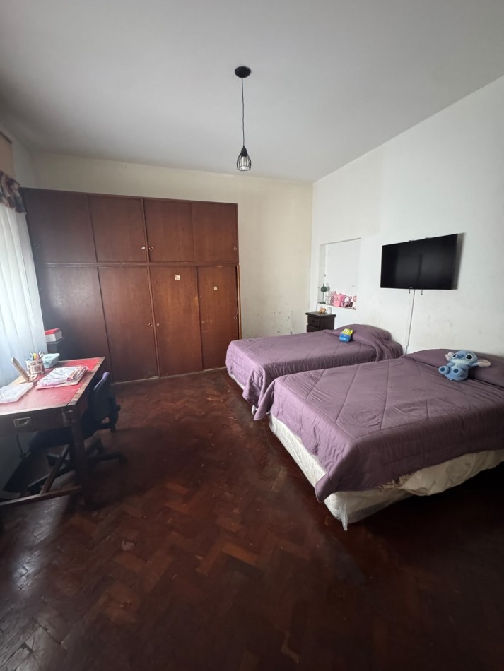 Schmidl 5300. Departamento 4 ambientes contrafrente.