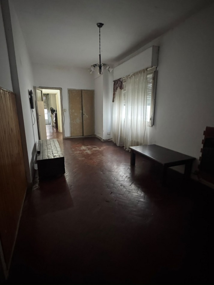 Schmidl 5300. Departamento 4 ambientes contrafrente.