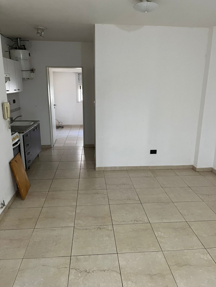 White 800. Departamento 2 ambientes al frente.