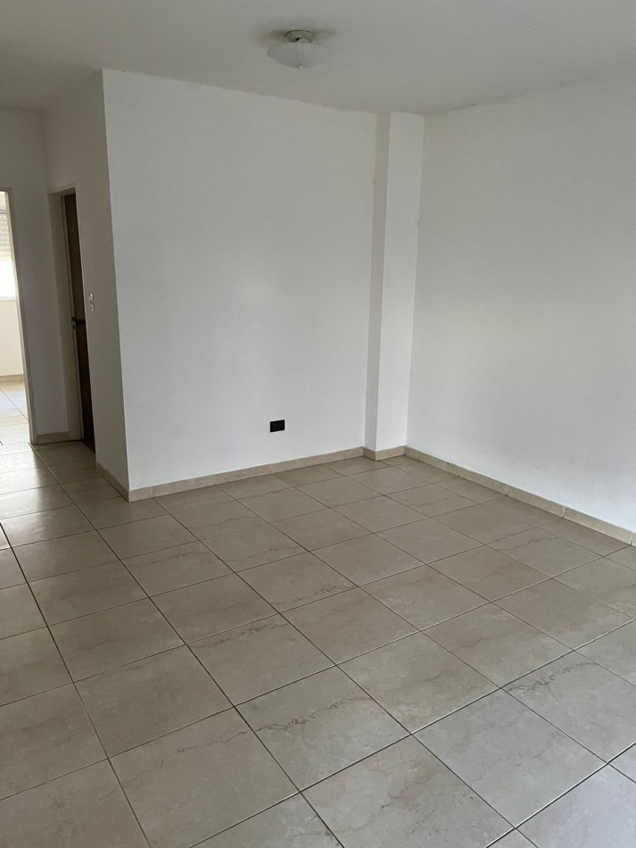 White 800. Departamento 2 ambientes al frente.