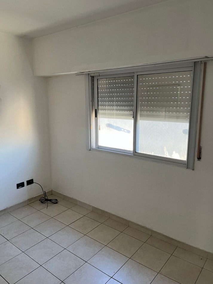 White 800. Departamento 2 ambientes al frente.
