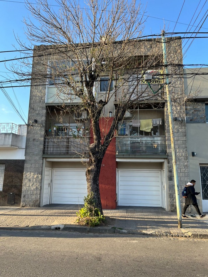 White 800. Departamento 2 ambientes al frente.
