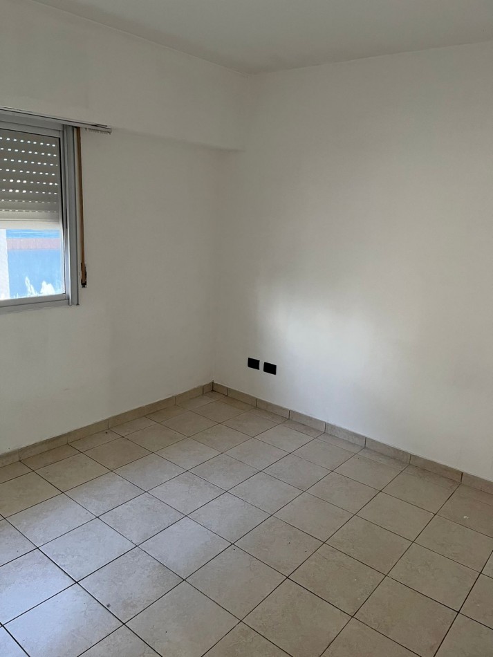 White 800. Departamento 2 ambientes al frente.