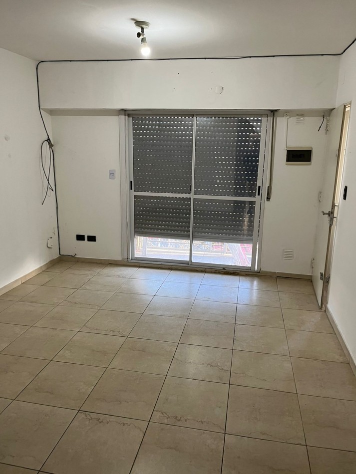 White 800. Departamento 2 ambientes al frente.