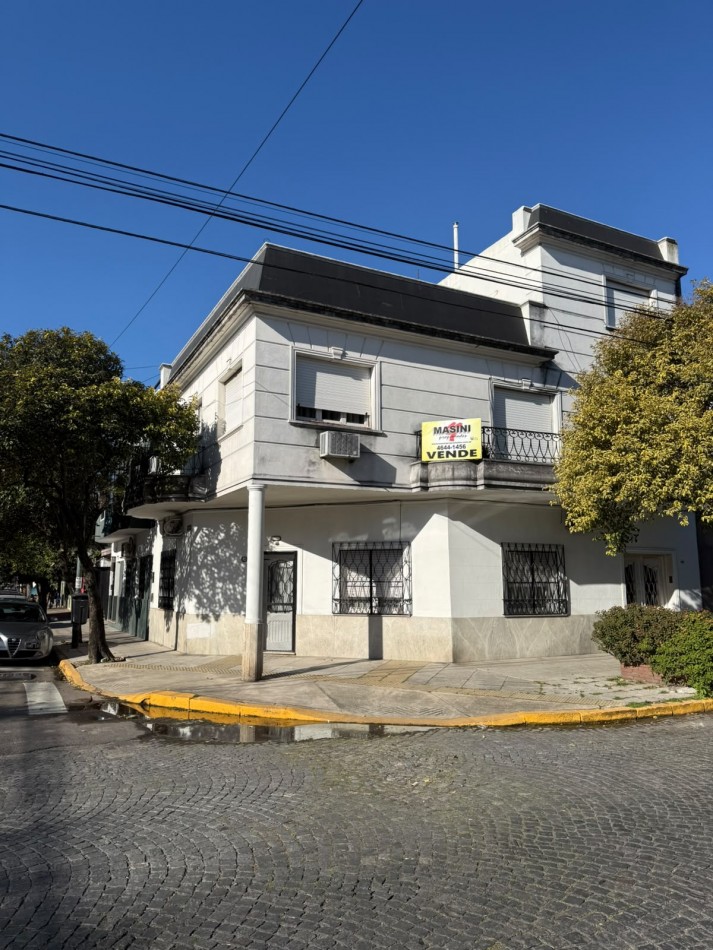 Martiniano Leguizamon 800. Piso unico de 4 ambientes.
