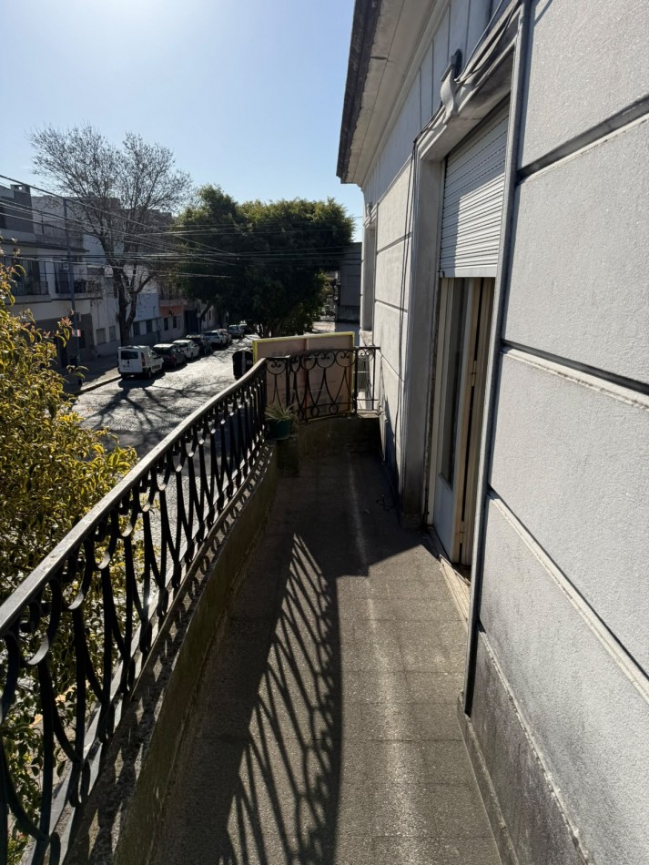 Martiniano Leguizamon 800. Piso unico de 4 ambientes.