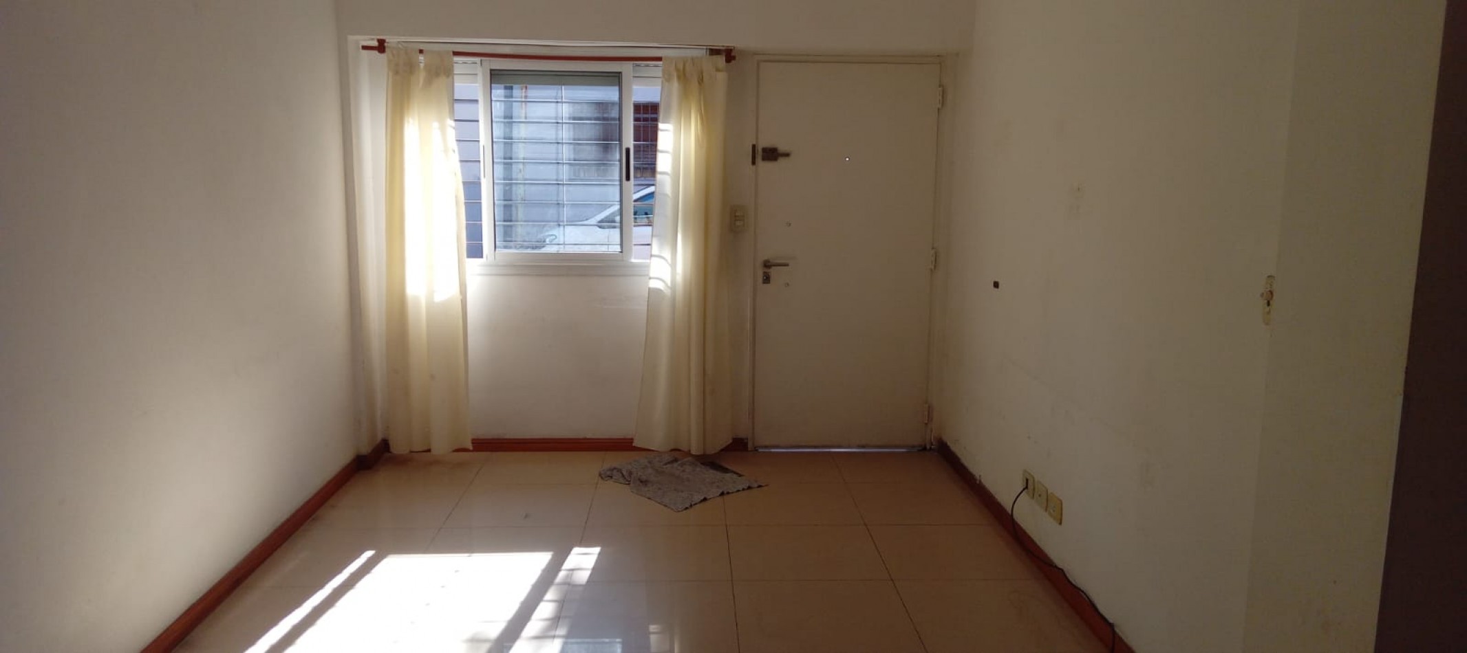 Felix Origone 900. Departamento 2 ambientes al frente.
