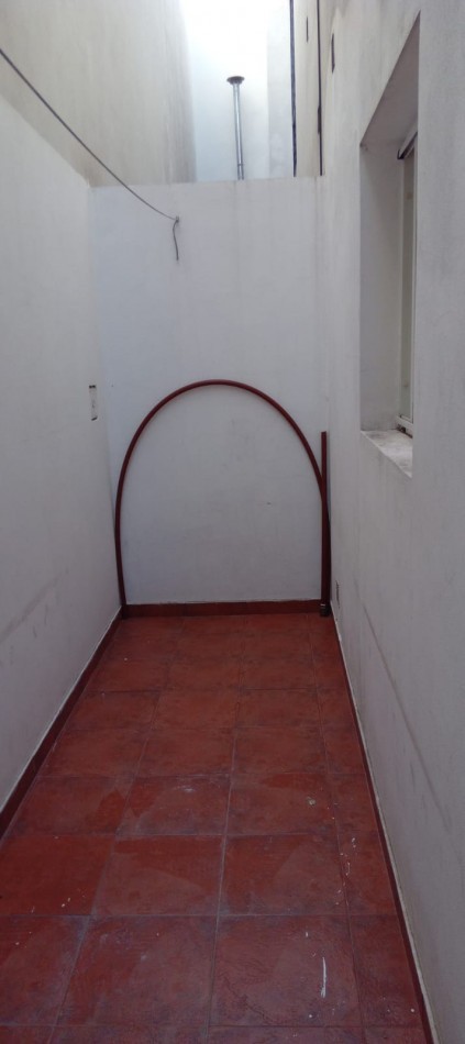 Felix Origone 900. Departamento 2 ambientes al frente.