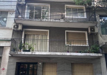 Sarandi 1100. Departamento 3 ambientes frente.