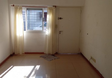 Felix Origone 900. Departamento 2 ambientes al frente.